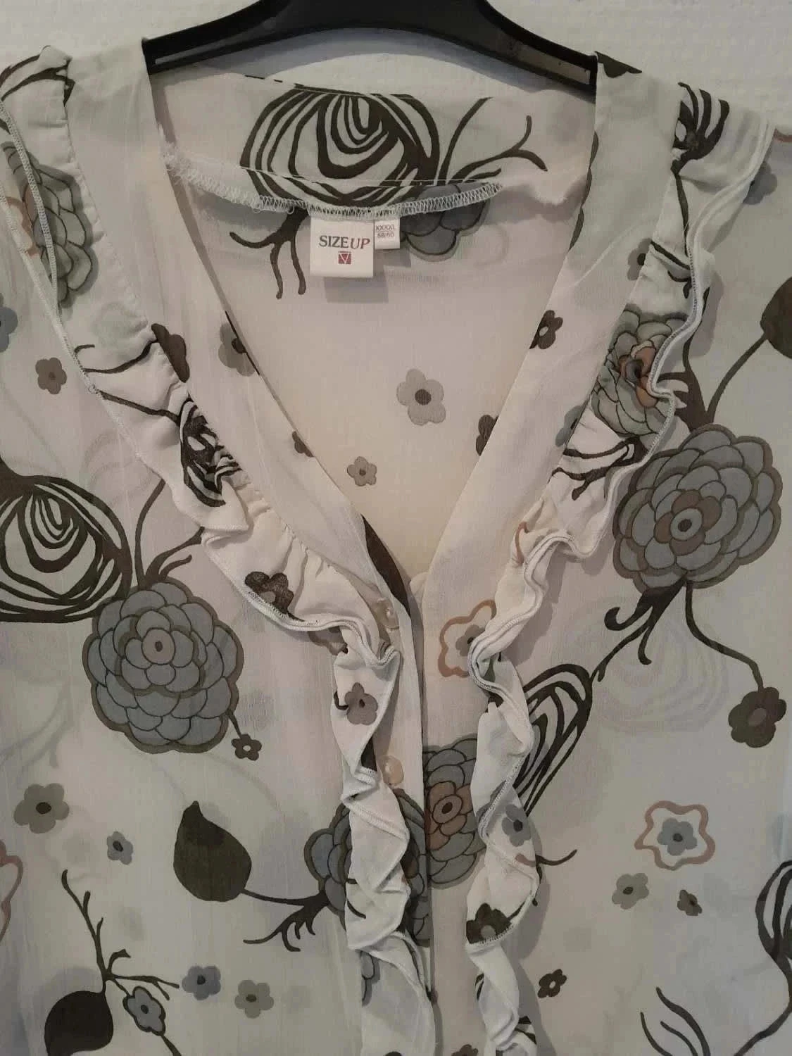 Blusa branca com estampa floral, com babados, tamanho 58/60 – photo 2